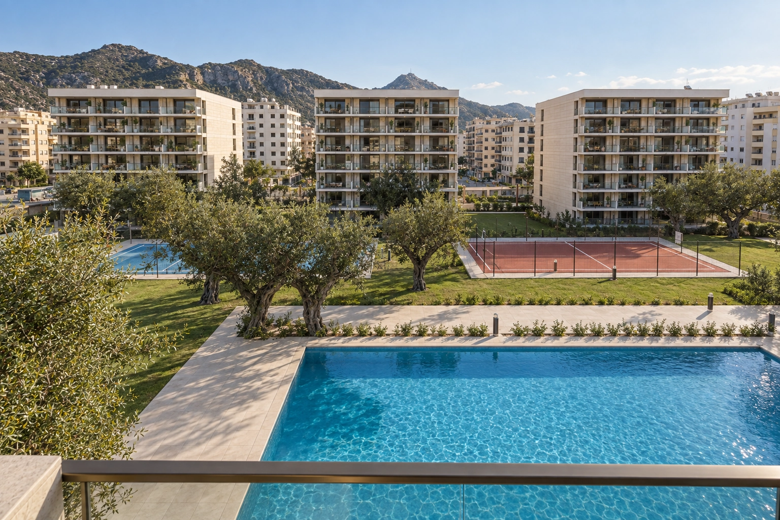 Koru Park — Balkondan havuz ve spor alanları